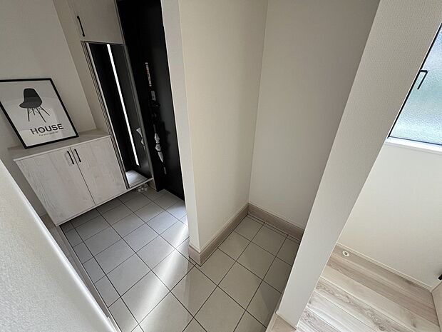 【収納】玄関には便利なウォークスルータイプのシューズクロークをご用意！(2号棟)