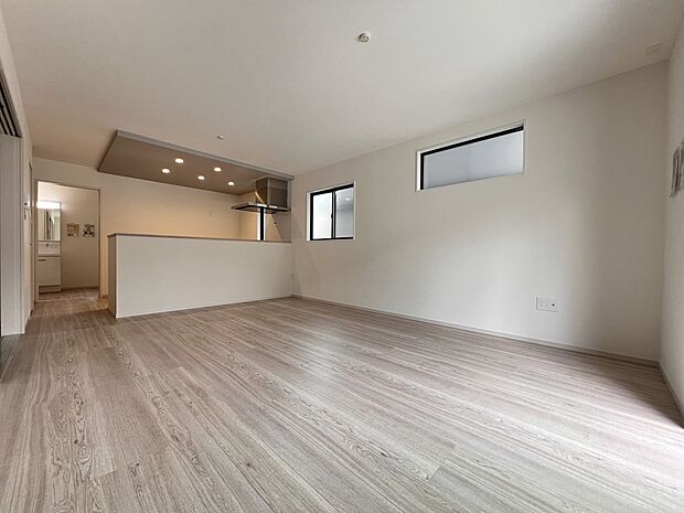 【リビング】LDK16.2帖 南向き+二面採光の明るい空間に仕上がりました(3号棟)