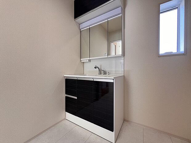 【洗面台・洗面所】三面鏡仕様の洗面化粧台(2号棟)