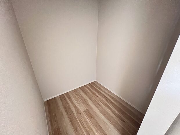 【同仕様写真(その他内観)】ウォークインクローゼット(同仕様)