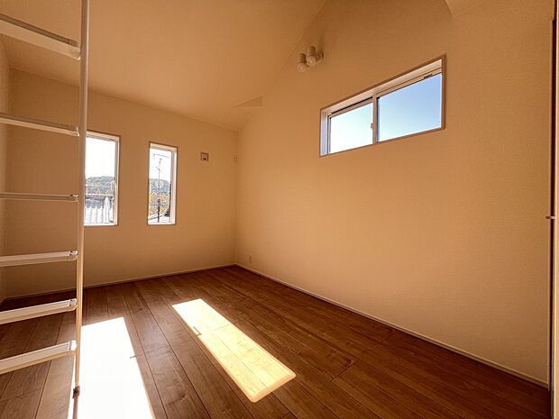 【洋室】洋室6帖　ロフト付きの広めのお部屋　ご夫婦の寝室にどうぞ！(1号棟)