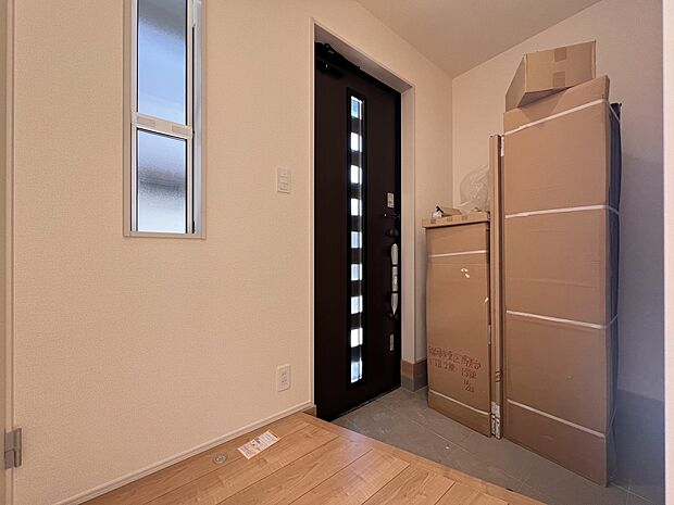 【玄関】シューズボックス付きの明るい玄関(1号棟)