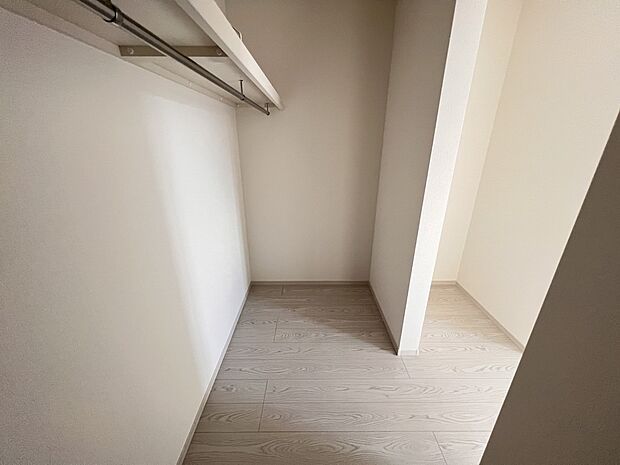 【収納】ウォークインクローゼットはシーズン外の家電や衣類も沢山収納できるので助かりますね