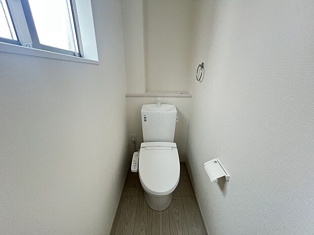 【トイレ】トイレは各階にご用意。ウォシュレット機能付き(1号棟)