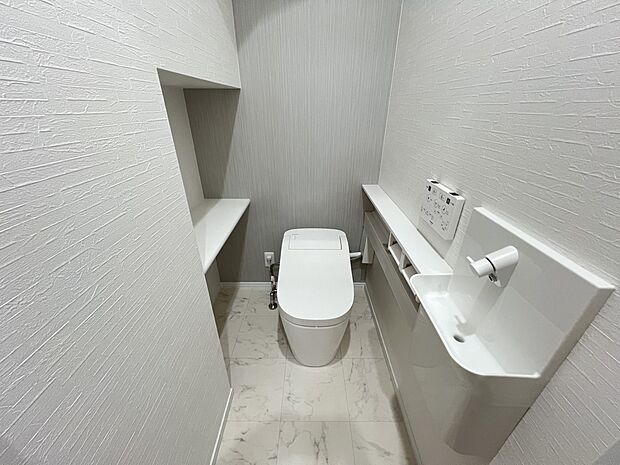 【トイレ】タンクレスを採用したお洒落なトイレ