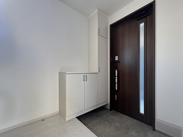 【同仕様写真(その他内観)】シューズボックス付きの玄関(1号棟同仕様)