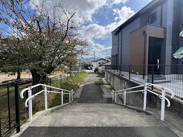 【前面道路含む現地写真】接道：北側3.7ｍ公道