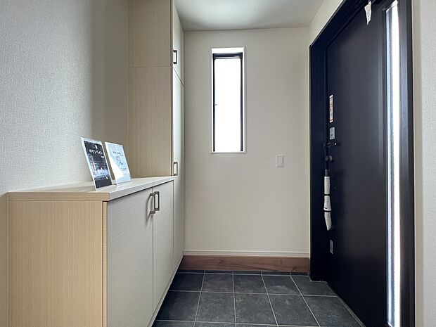 【玄関】シューズボックス付きの明るい玄関