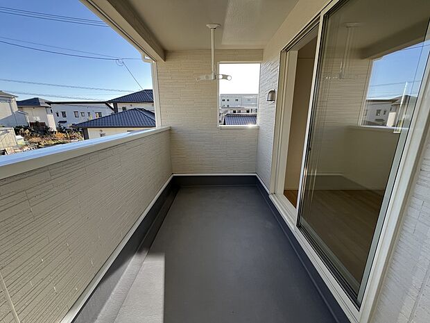 【バルコニー】雨の日も安心のインナーバルコニー