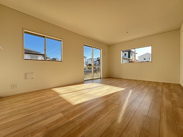 【リビング】家族団らんにピッタリの明るいリビング 是非現地でご体感ください