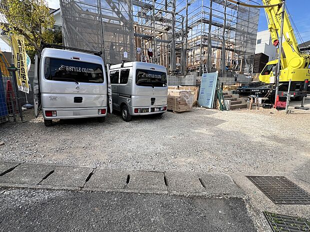 【駐車場】お車は2台並列で駐車可能です(1号棟)