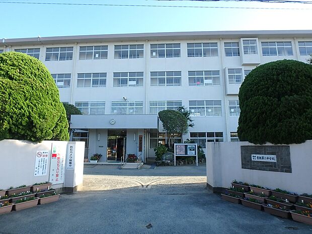 福岡市立香椎第二中学校（約2,100m・徒歩27分）