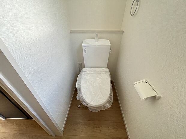 【同仕様写真(その他内観)】トイレは各階にご用意。ウォシュレット機能付き(同仕様)