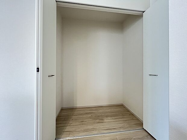 【同仕様写真(その他内観)】クローゼット収納(同仕様)