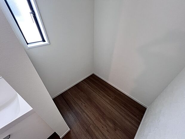 【同仕様写真(その他内観)】洗面室には便利なスペース付(1号棟同仕様)