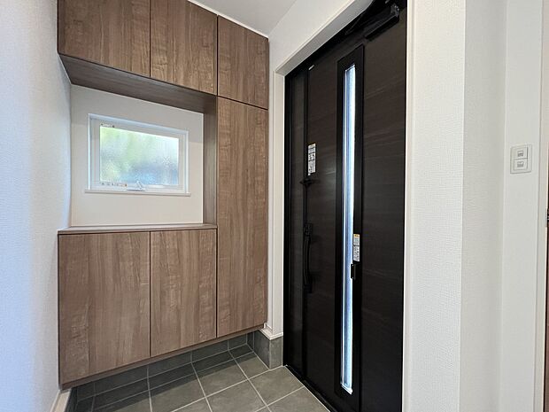 【同仕様写真(その他内観)】シューズボックス付きの明るい玄関(2号地同仕様)