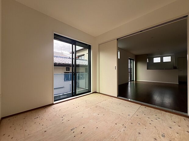 【同仕様写真(その他内観)】シューズボックス付きの明るい玄関(同仕様)