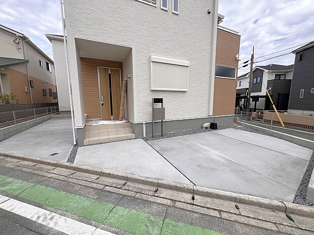 【駐車場】お車は2台駐車可能です