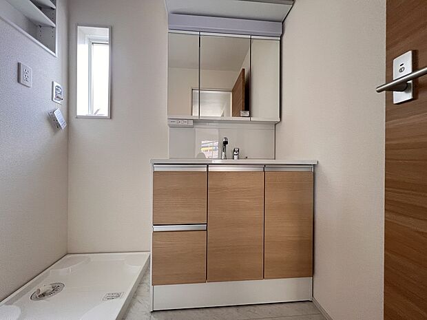 【洗面台・洗面所】三面鏡タイプの洗面化粧台　鏡裏はキャビネットになっており収納力も豊富です(2号棟)