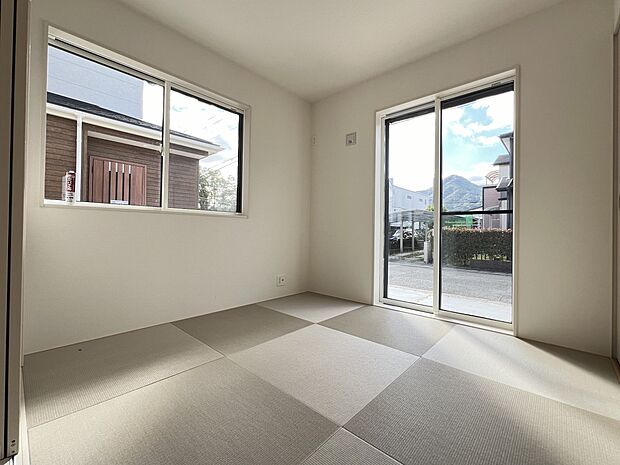 【同仕様写真(その他内観)】リビング続き間の和室5.5帖　収納スペース豊富です(1号棟同仕様)