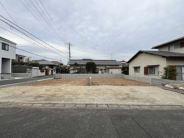 【現地外観写真】全2棟現地  左：1号棟　右：2号棟