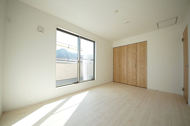 【同仕様写真(その他内観)】2階全室収納完備！(2号棟同仕様)