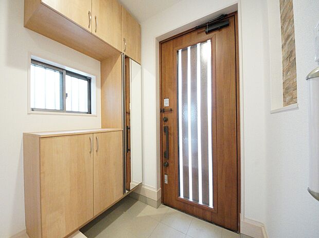 【同仕様写真(その他内観)】シューズボックス付きの明るい玄関(1号棟同仕様)