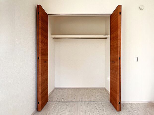 【同仕様写真(その他内観)】全居室収納完備(2号棟同仕様)
