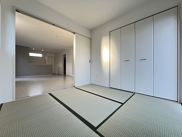 【和室】リビング続き間の和室4.5帖　ホッと一息つける癒しの空間です(1号棟)