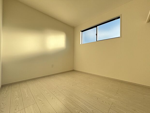 【洋室】洋室5.2帖　全居室が南に面した明るい居宅です(1号棟)