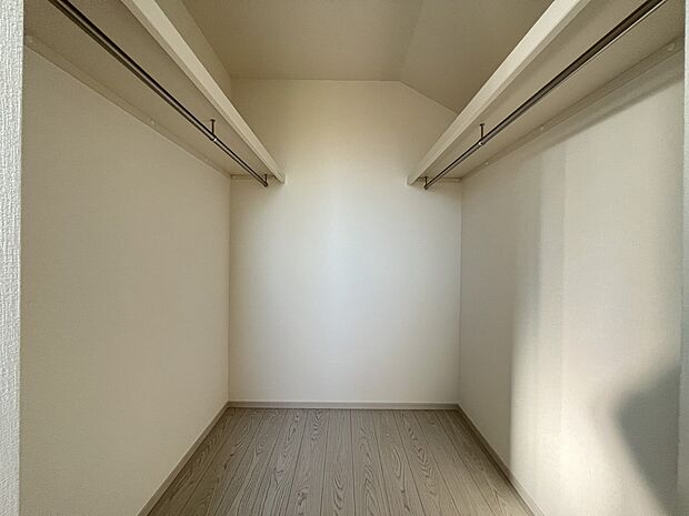 【ウォークインクローゼット】ハンガーパイプ付きのウォークインクローゼット(1号棟)