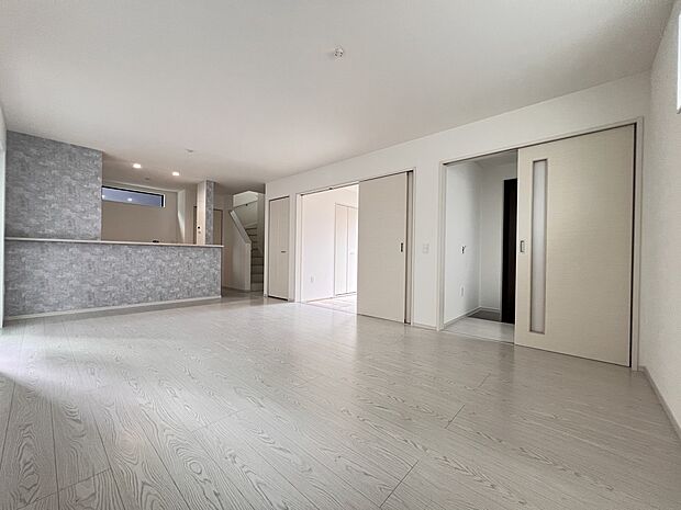 【リビング】リビングと和室、合わせて22.6帖の大空間が生まれます(1号棟)