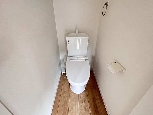 【同仕様写真(その他内観)】トイレは各階にご用意。ウォシュレット機能付き(同仕様)