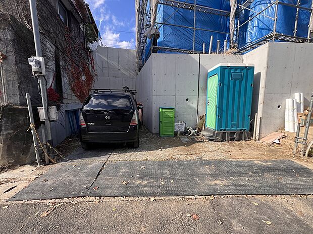 【駐車場】お車は2台並列で駐車可能です