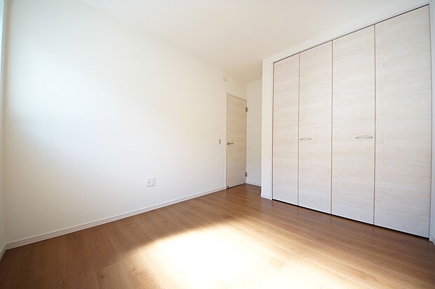 【同仕様写真(その他内観)】2階の全居室に収納スペースをご用意いたします(同仕様)