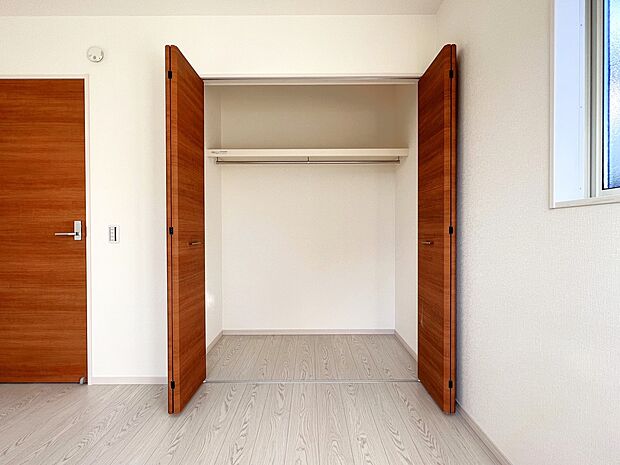 【同仕様写真(その他内観)】クローゼット収納(2号棟同仕様)