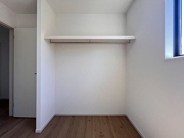 【同仕様写真(その他内観)】オープンタイプの収納スペース付(同仕様)