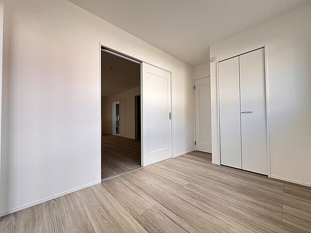 【洋室】洋室4.51帖 リビングとホールから出入り可能な2WAYタイプ!(A号棟)