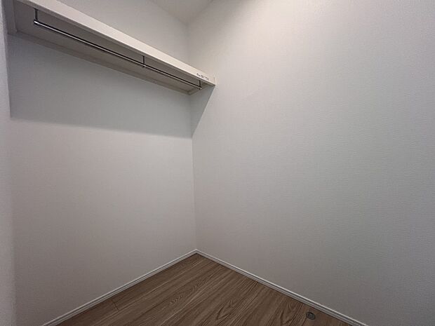 【収納】リビングに設けられた大容量のファミリークローク(A号棟)