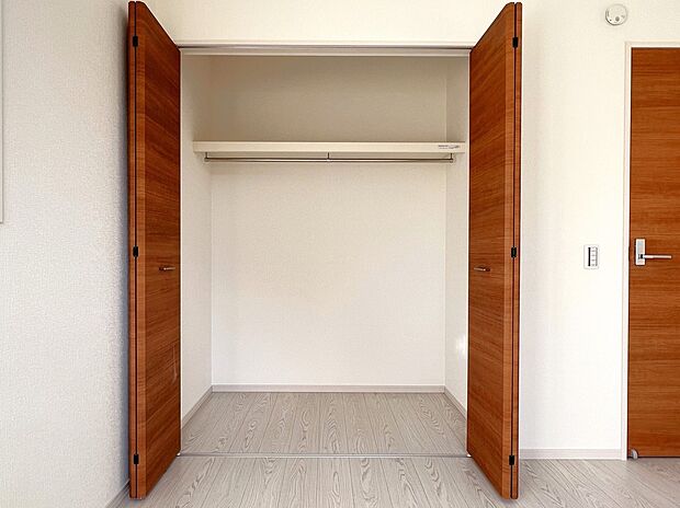 【同仕様写真(その他内観)】クローゼット収納（同仕様）