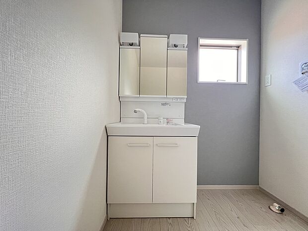 【同仕様写真(その他内観)】三面鏡仕様の洗面化粧台(同仕様)