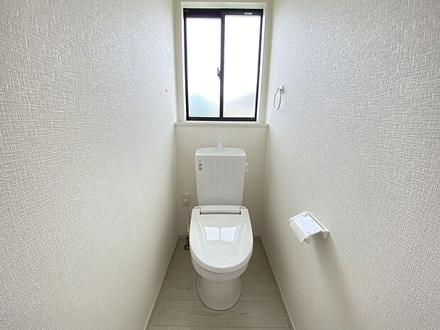 【同仕様写真(その他内観)】トイレは各階にご用意。ウォシュレット機能付き(3号棟同仕様)
