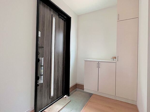 【同仕様写真(その他内観)】シューズボックス付きの明るい玄関(同仕様)