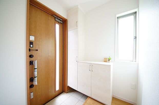 【同仕様写真(その他内観)】下駄箱収納、換気に便利な小窓付きの玄関(2号棟同仕様)