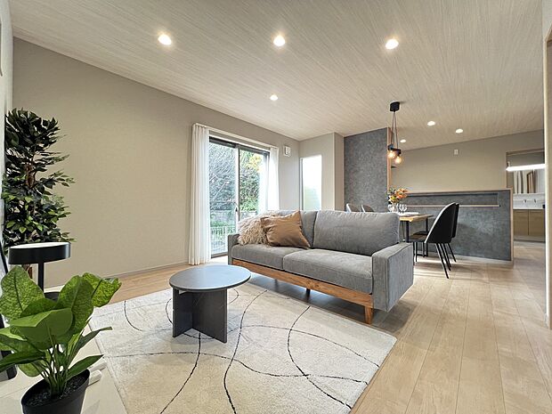 【リビング】LDK17帖　大きな掃き出し窓から豊かな自然光を取り込む明るい空間です