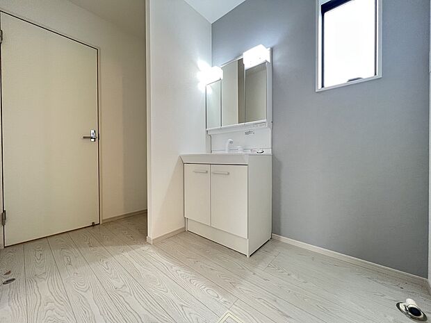 【洗面台・洗面所】広めの洗面所スペースでゆとりのある生活をお過ごしいただけます(3号棟)