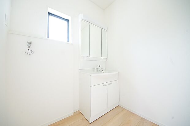 【同仕様写真(その他内観)】三面鏡仕様の洗面化粧台(同仕様)