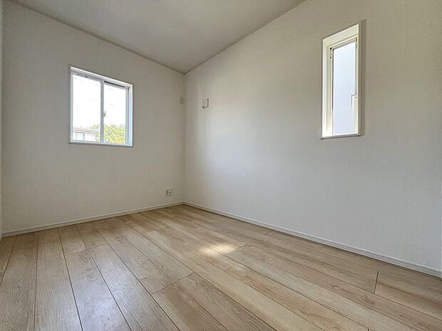 【同仕様写真(その他内観)】洋室6帖 2階全居室2面採光仕様です(1号棟同仕様)