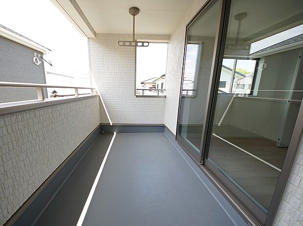 【同仕様写真(その他内観)】南に面した陽当たり良好なバルコニー(1号棟同仕様)