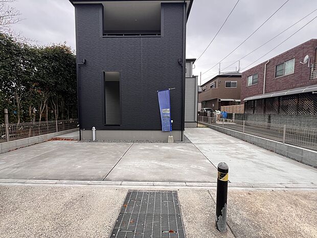 【駐車場】お車は2台駐車可能です